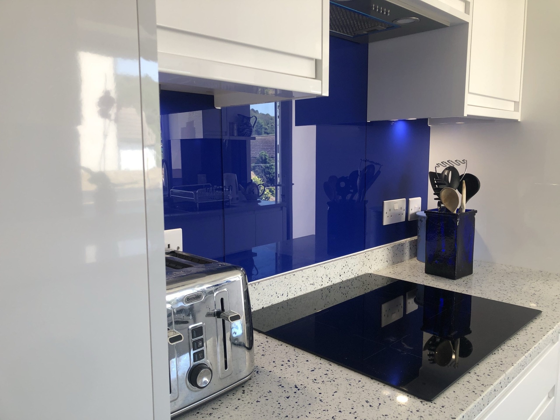 Glass splash backs in a kitchen