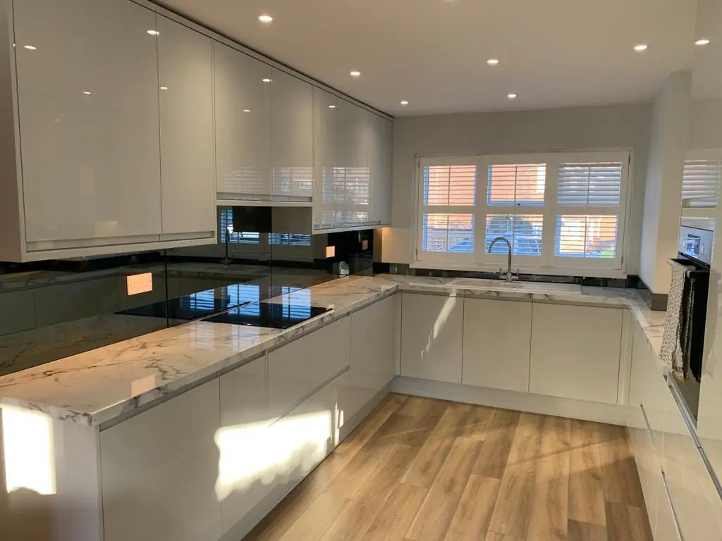 Grey handleless kitchen with marble-effect worktops